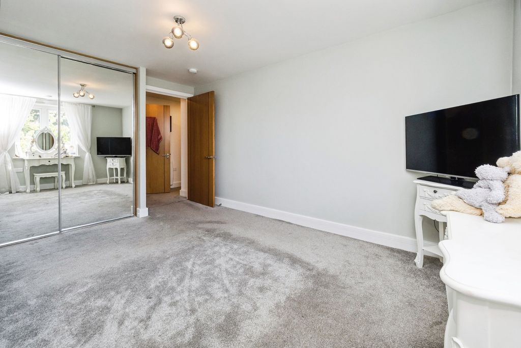 Additional image 8 of 2 bed flat for saleWhite Hart Lane, Romford RM7