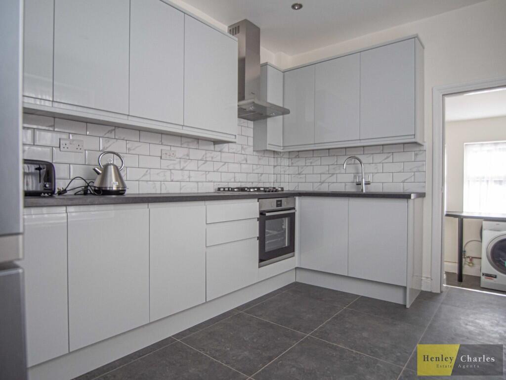 Room 1, 25 Endwood Court Road