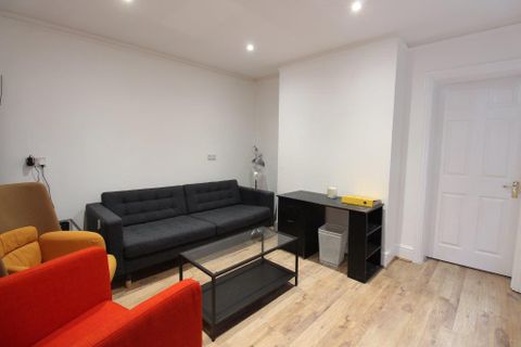 Newcombe Road, Polygon SO15
