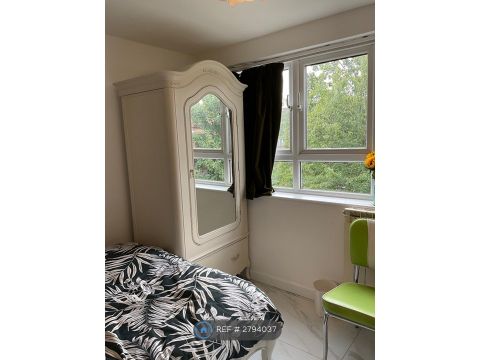 Star Road, London W14, Studio to rent