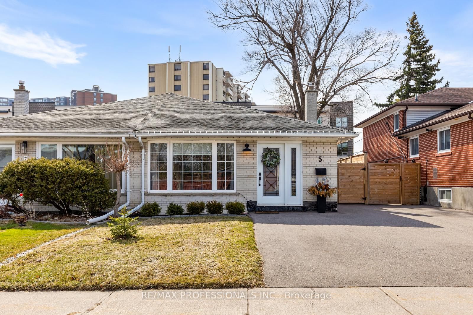 5 Birgitta Crescent, Toronto, ON, M9C 3W1