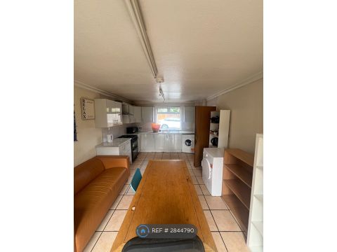 Roman Way, Birmingham B15, Room to rent