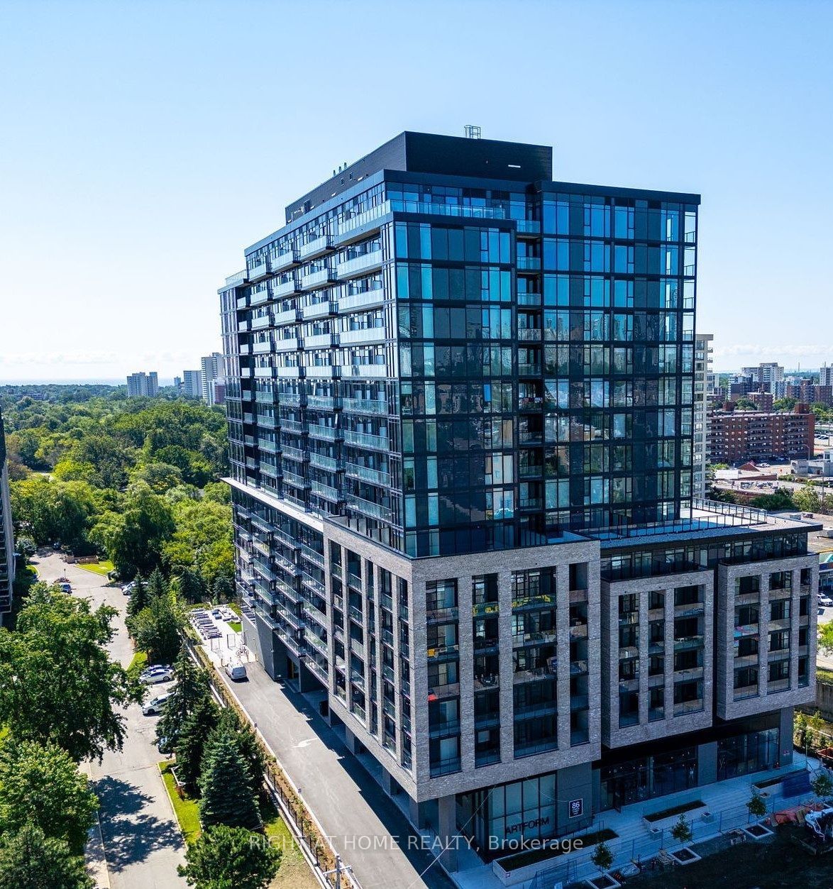 725-86 Dundas Street E, Mississauga, ON, L5A 0B1
