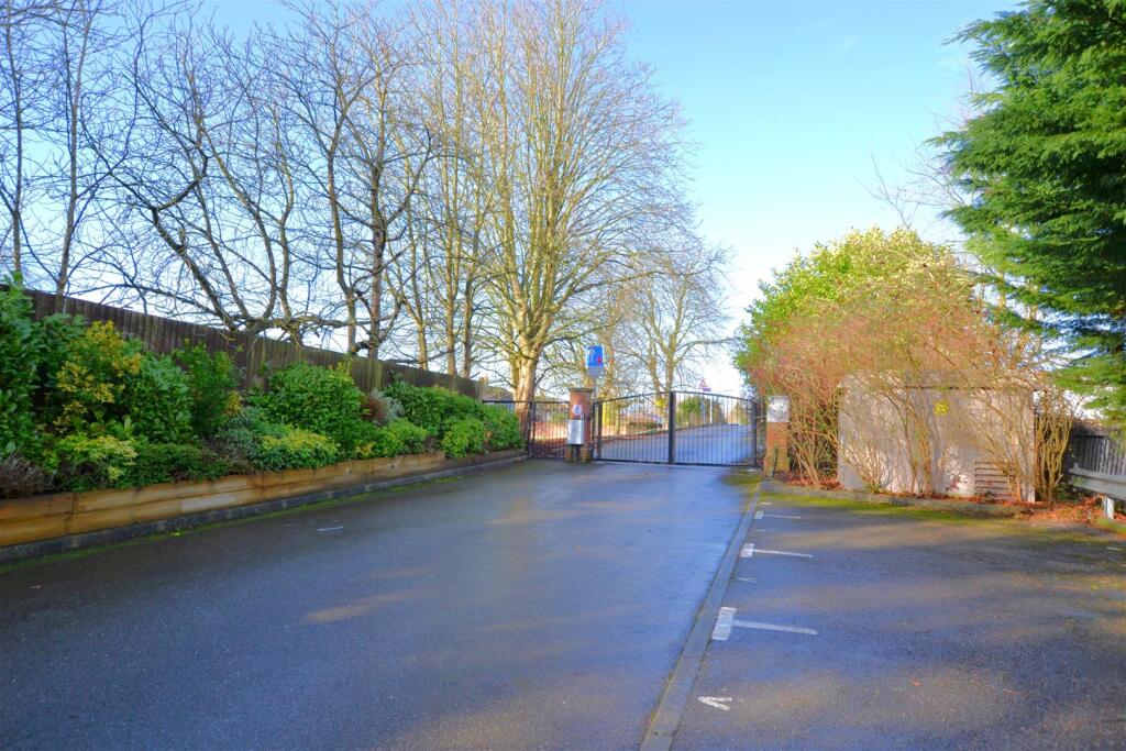 Additional image 5 of North Drive, Hatfield