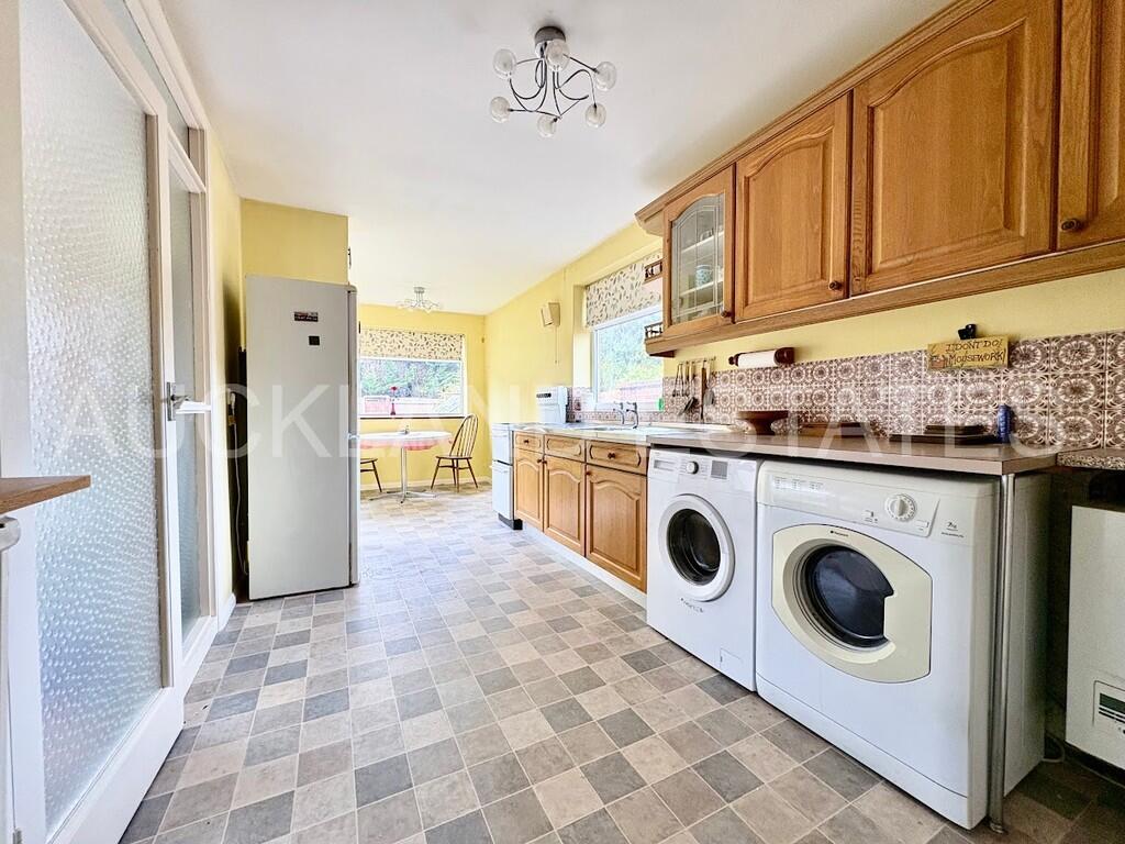Knolles Crescent, Welham Green photo 4