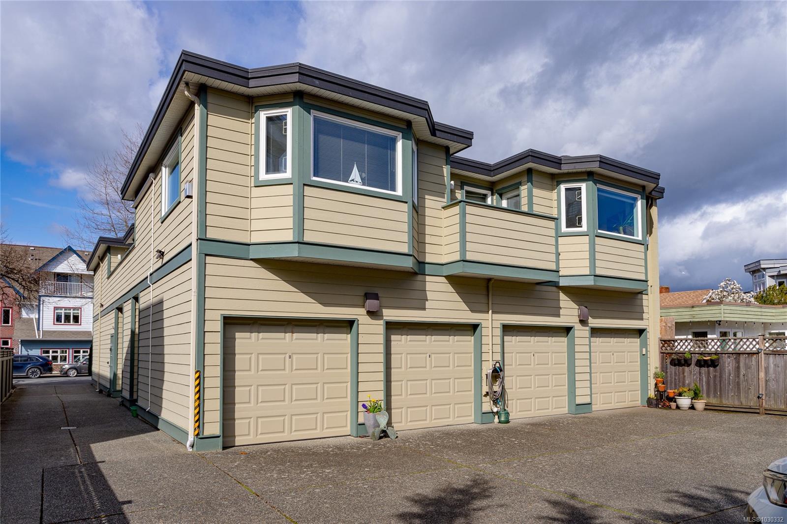 204-9725 Fourth Street, Sidney, BC, V8L 2Y8 photo 2