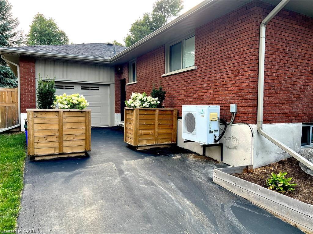 lower-213 Union Street E, Waterloo, ON, N2J 1C9