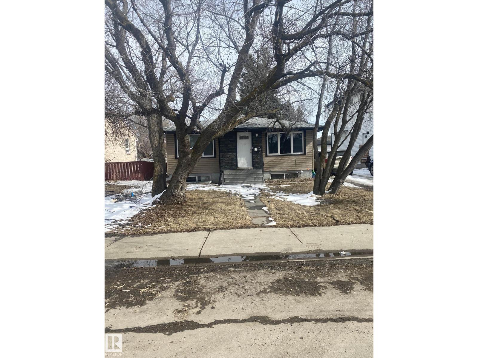 9215 151 Street NW, Edmonton, AB, T5R1J8