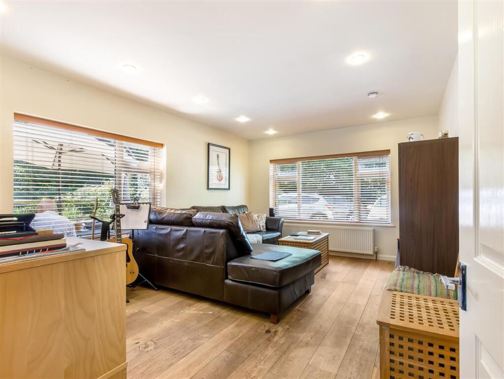 Woodside Lane, Brookmans Park photo 4