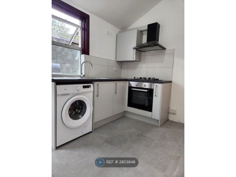 High Road Leytonstone, London E11, Studio to rent