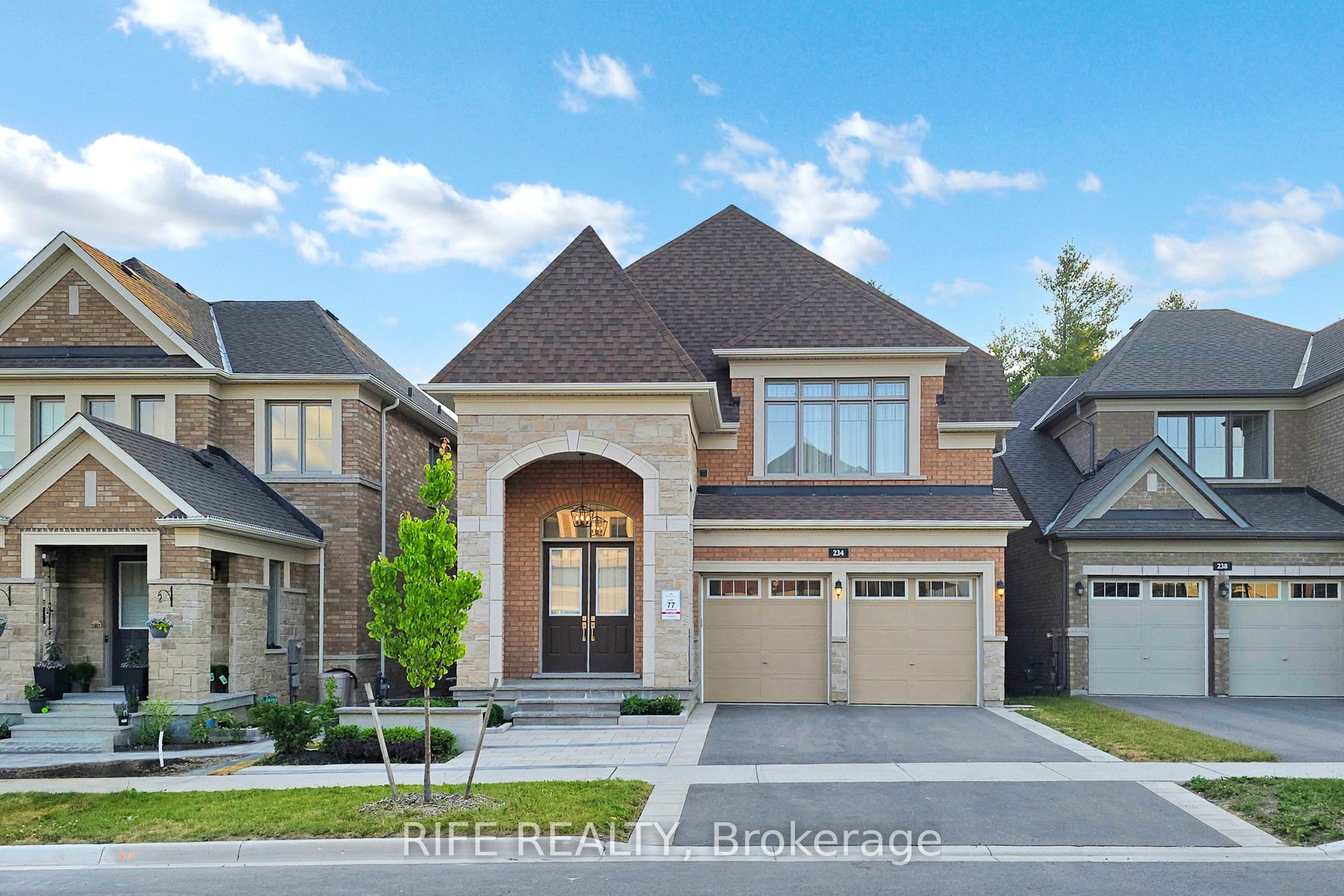 234 Sikura Circle, Aurora, ON, L4G 3Y8