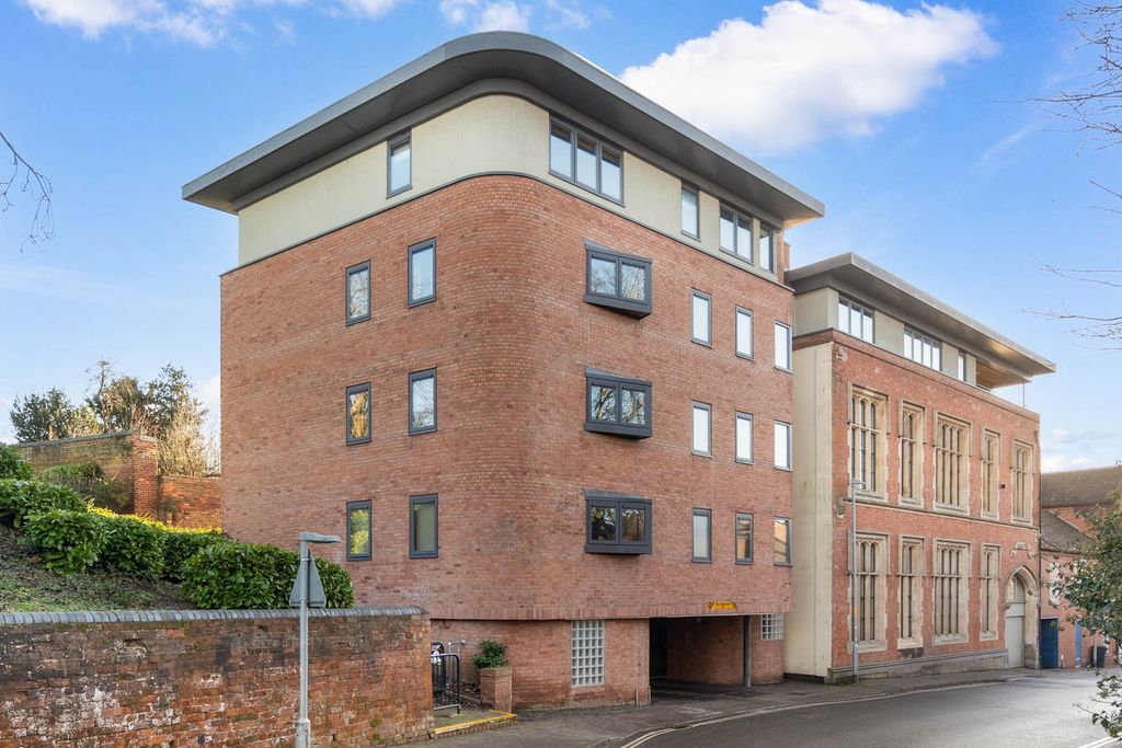 3 bed flat for saleApartment 9, Rectory Place, 4 Wylds Lane, Worcester. WR5
