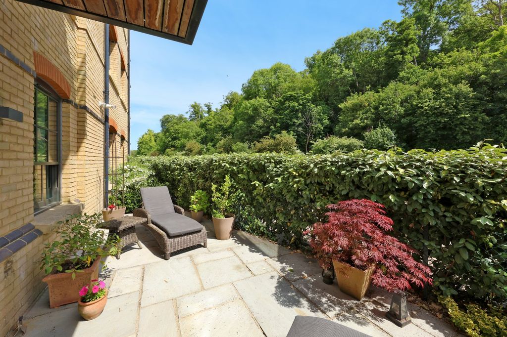 Additional image 15 of 2 bed flat for saleGlen Island, Taplow, Buckinghamshire SL6