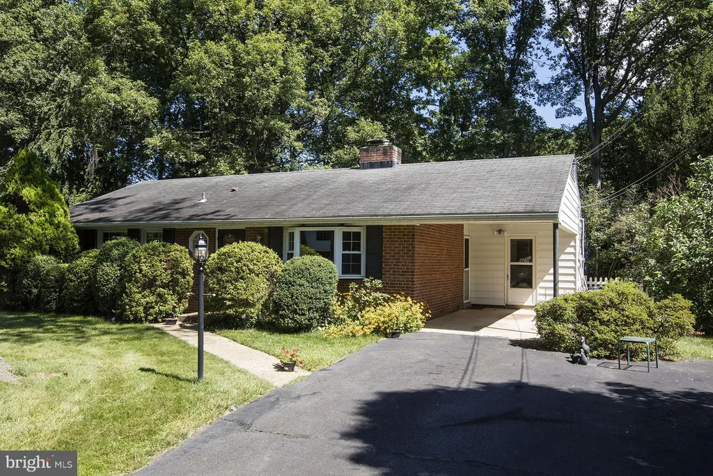 7602 Dunston Street, Springfield, VA 22151