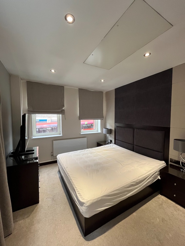 2 Bed Flat, Headrow Residence, LS1, N1 7GU photo 3