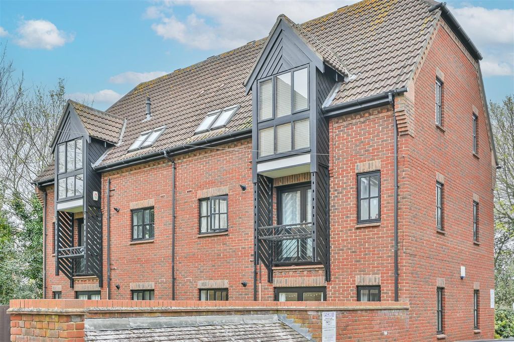 Additional image 9 of 1 bed flat for saleSawyers Hall Lane, Brentwood CM15