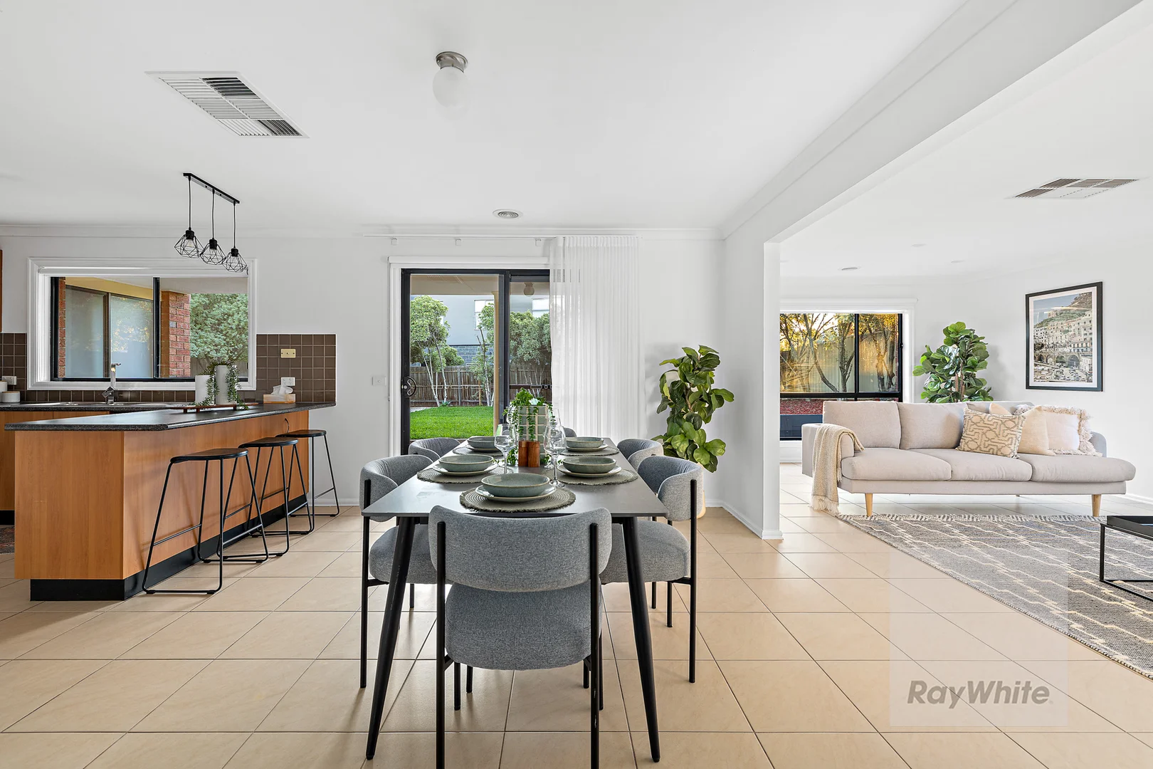 4 Newman Close, Bundoora VIC 3083 photo 4