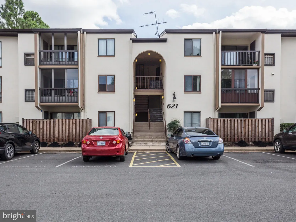 621 Center Street Unit T2, Herndon, VA 20170