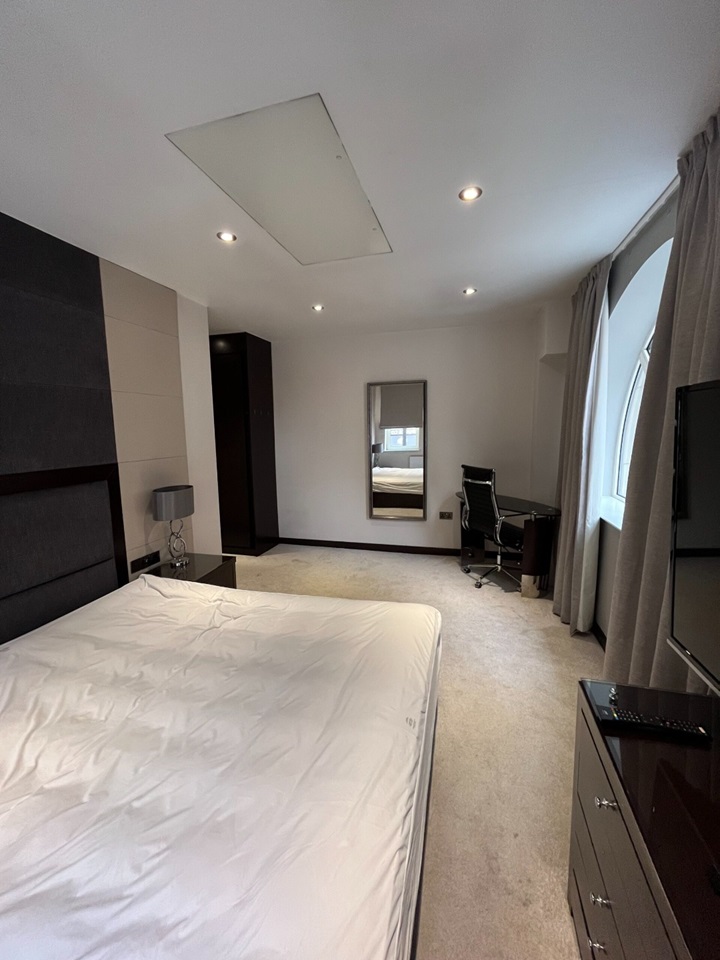 2 Bed Flat, Headrow Residence, LS1, N1 7GU photo 2