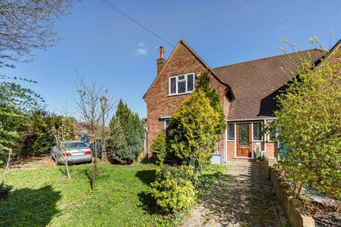 Queens Avenue, Hanworth TW13
