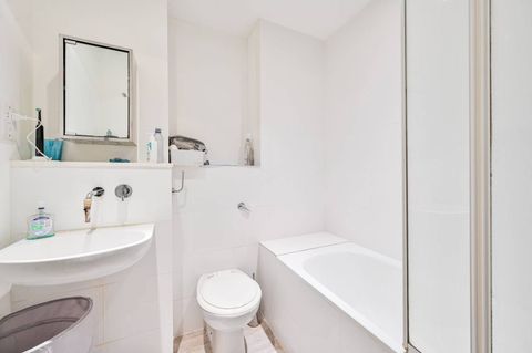 Henriques Street, Aldgate, London E1, Studio to rent