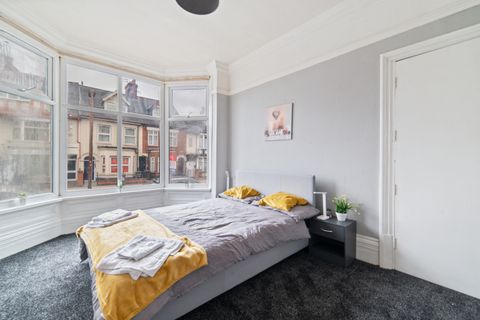 Room 2, 331 East Park Road LE5, Room to rent