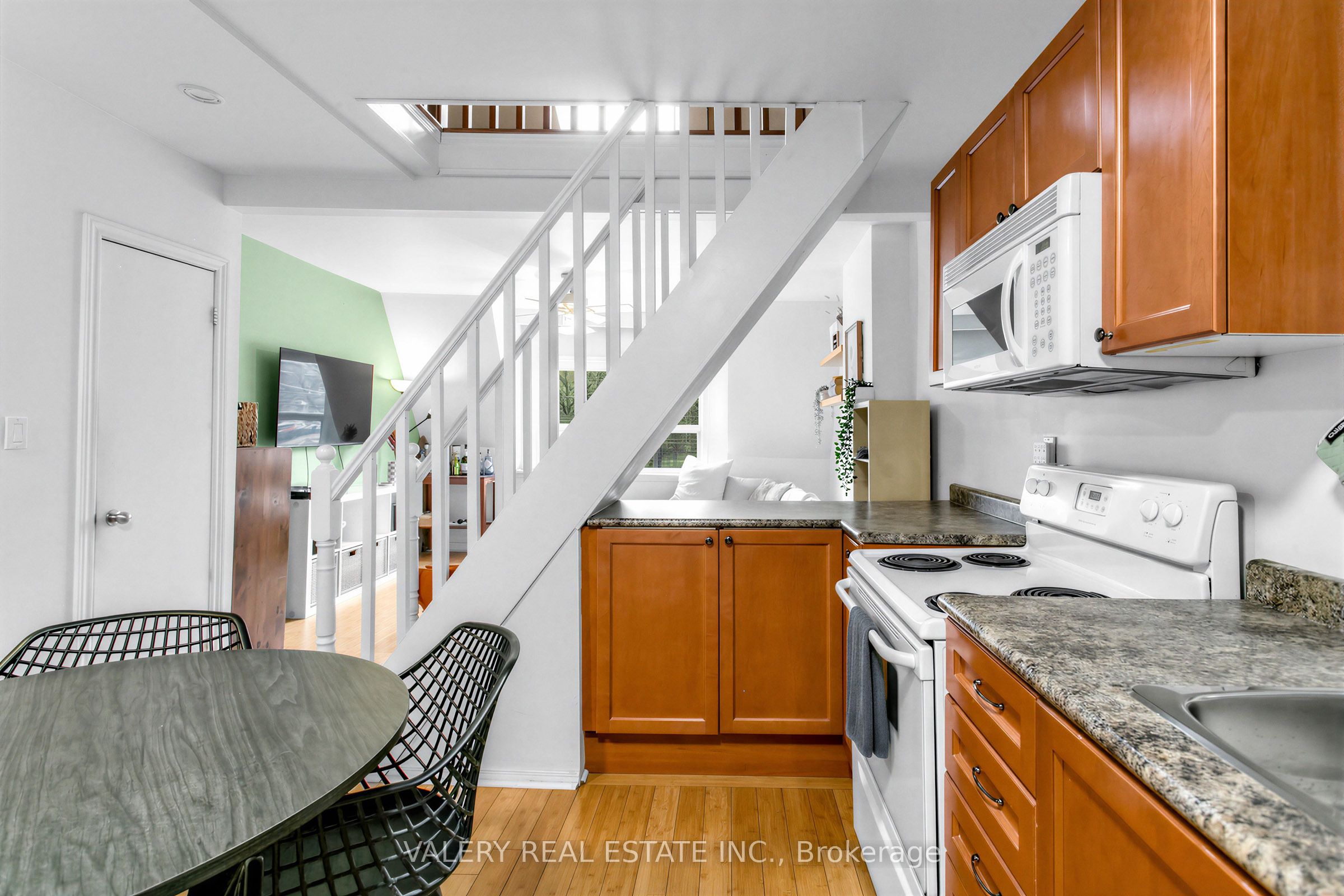 Additional image 2 of 1060 Dundas Street W, Toronto, ON, M6J 1W8