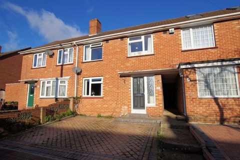 Dryden Avenue, Poets Corner PO6