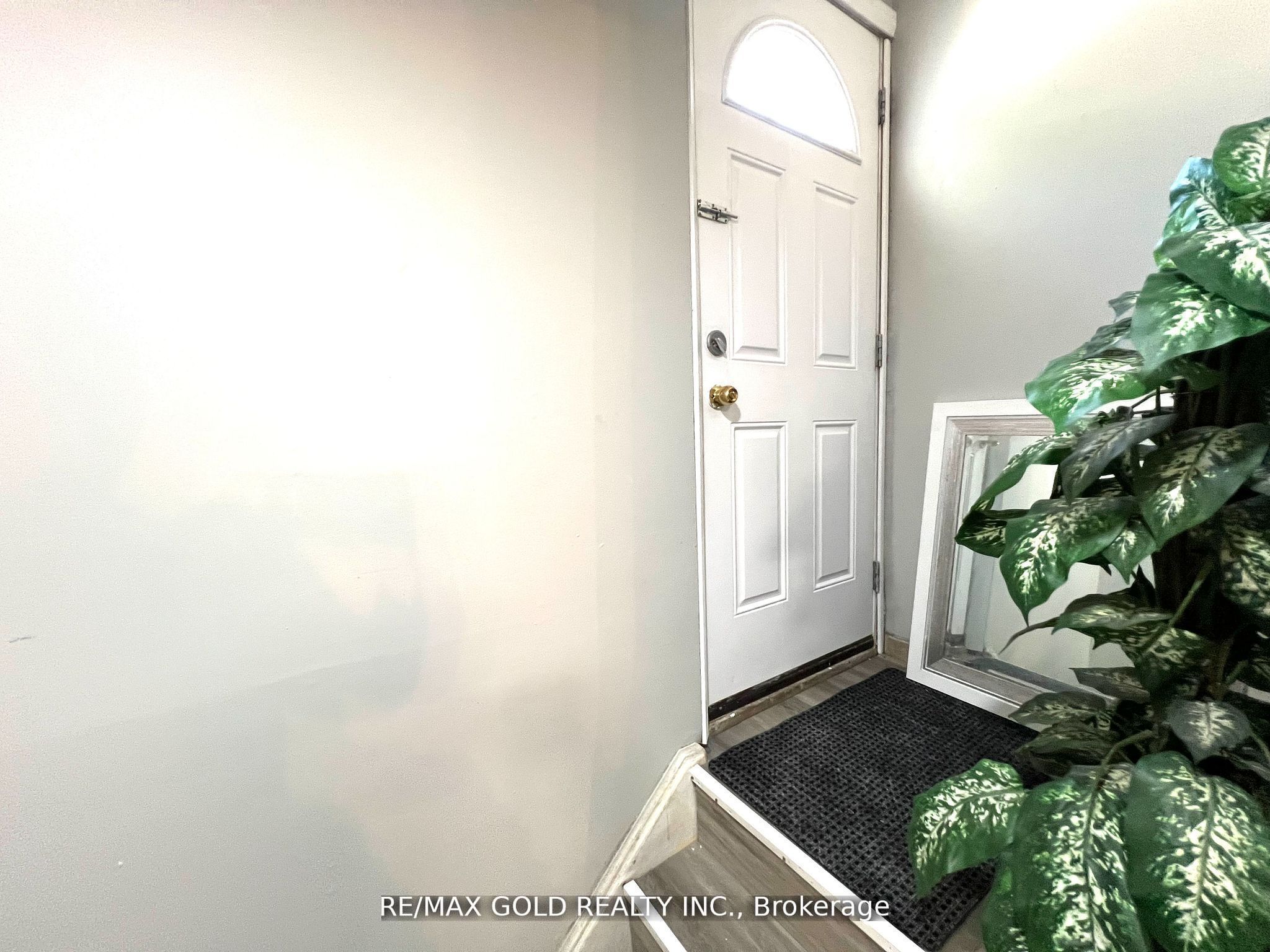 Lower-156 Mooregate Crescent, Kitchener, ON, N2M 2G1 photo 3