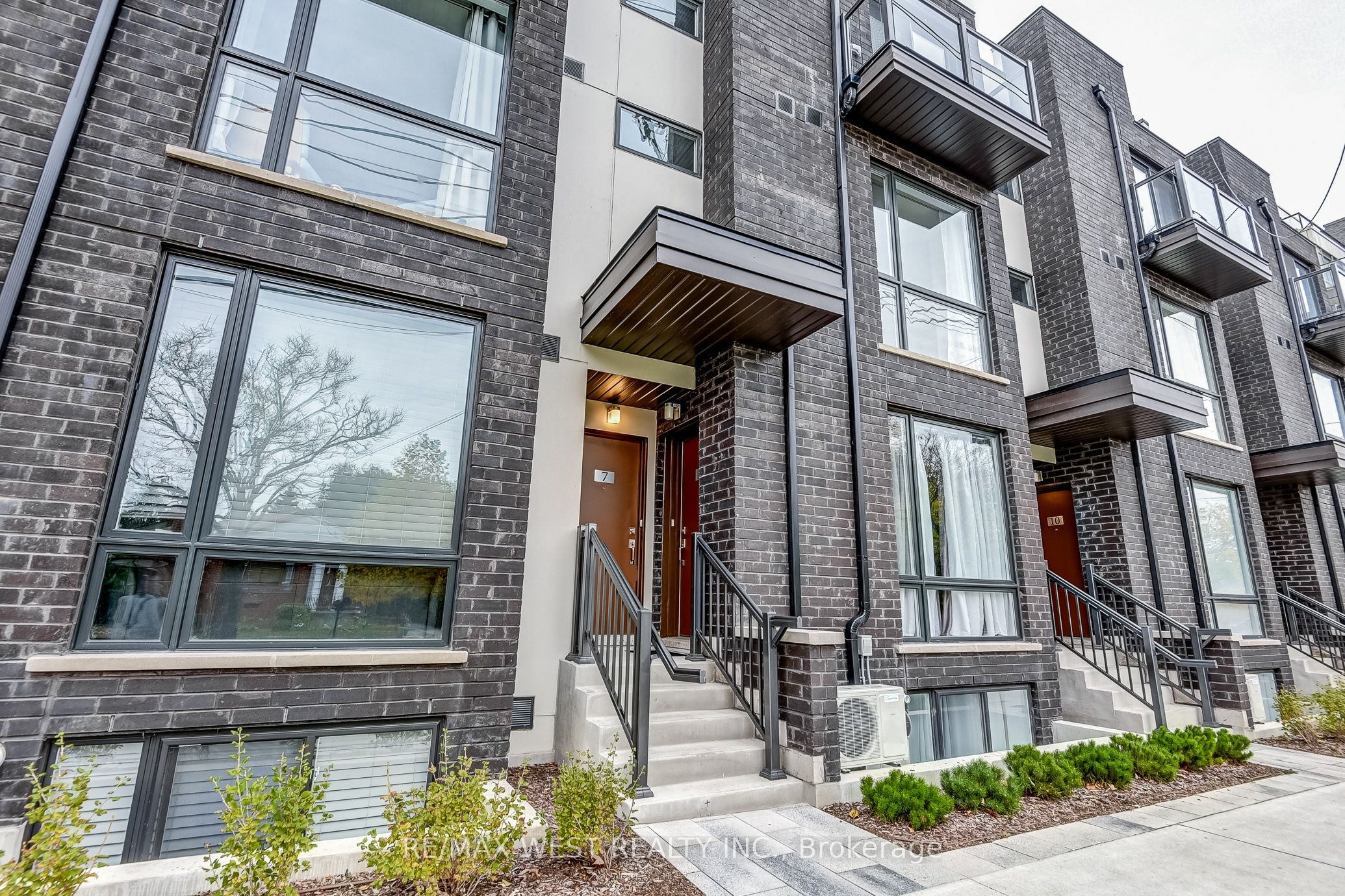 Additional image 3 of Th7-24 Fieldway Road, Toronto, ON, M8Z 3L1