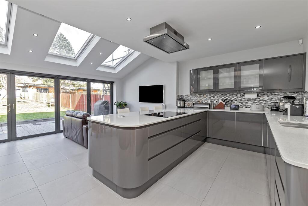 Batchwood Drive, St Albans photo 3