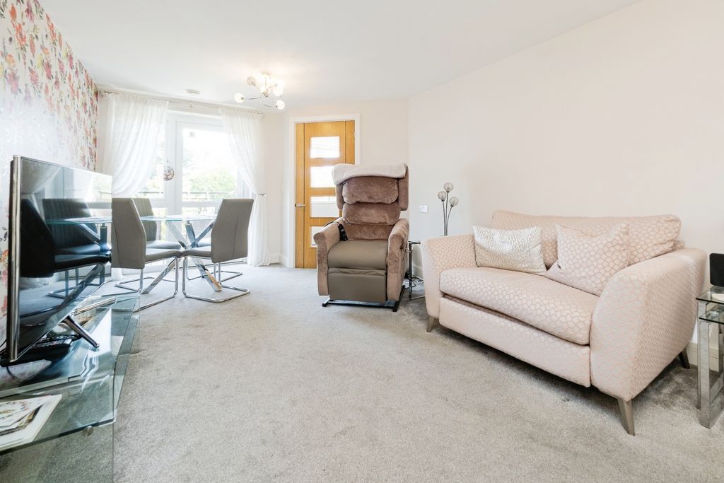 Additional image 4 of 2 bed flat for saleWhite Hart Lane, Romford RM7