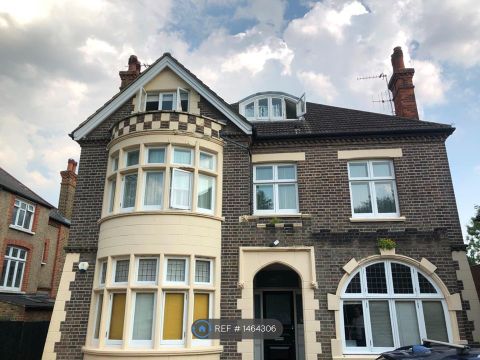 The Avenue, Surrey KT4, Room to rent