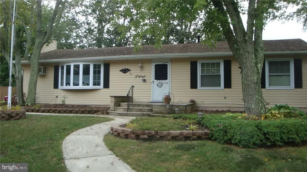 15 Laurelton Avenue, Jackson, NJ 08527