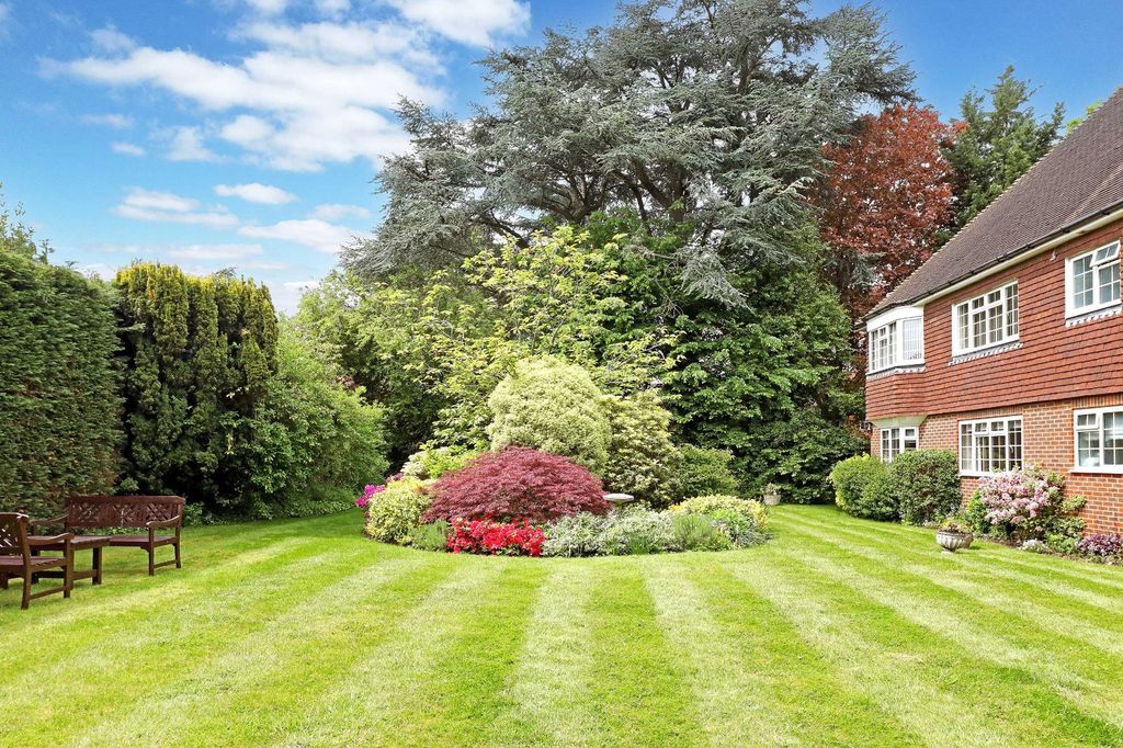 Additional image 5 of 4 bed flat for saleGrove Road, Beaconsfield, Buckinghamshire HP9