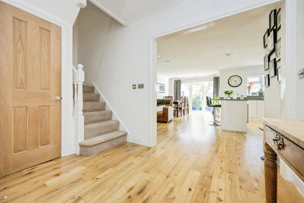 Mount Drive, Park Street, St. Albans photo 2