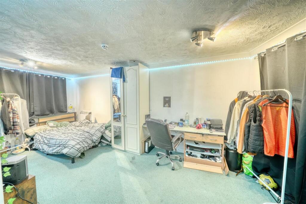 Eagle Way, Hatfield photo 4