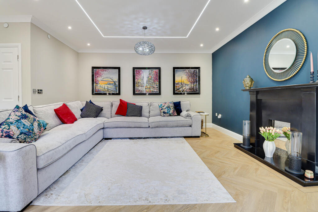 Boyes Crescent, Napsbury Park, St. Albans, AL2 photo 2