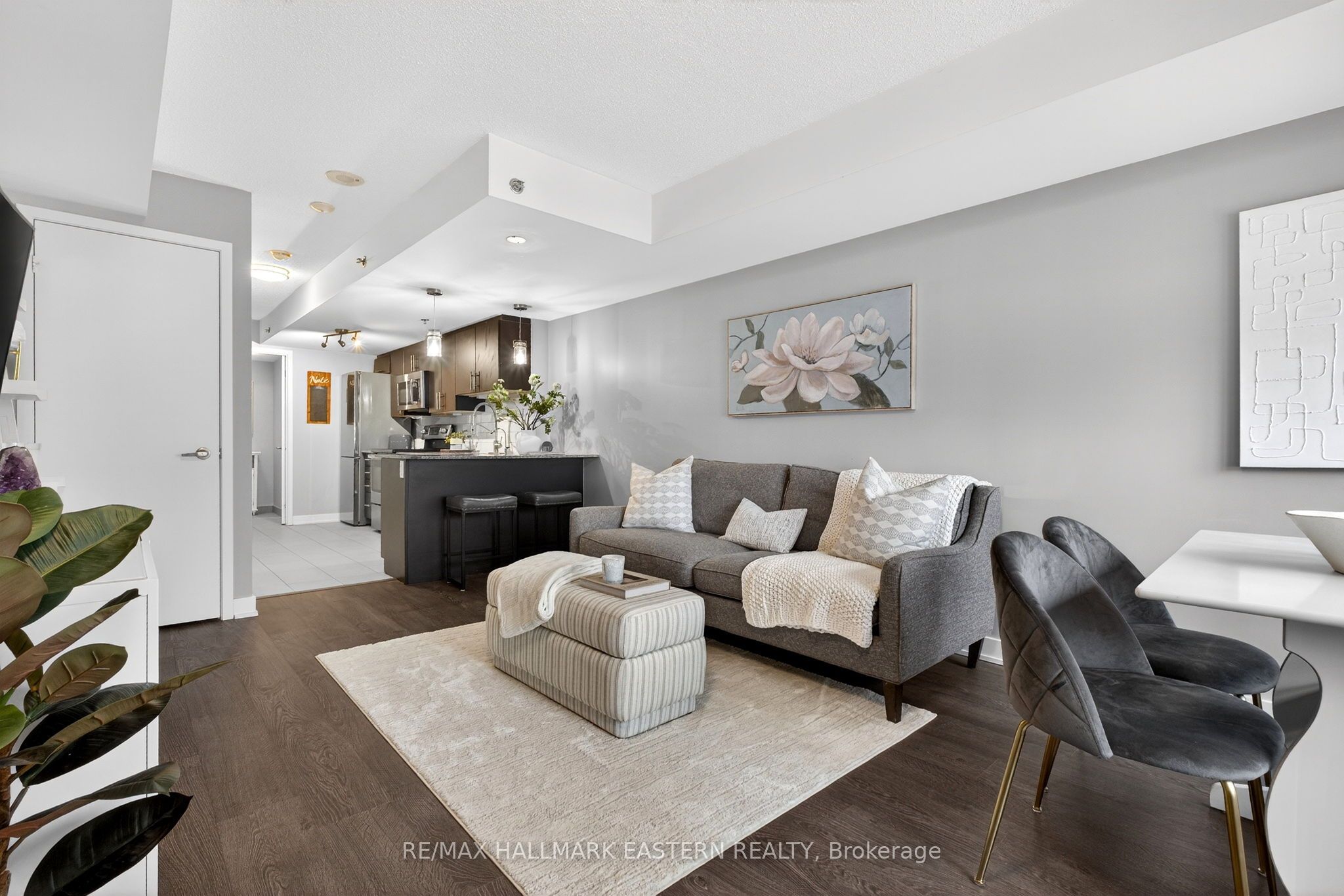 Th3-11 Superior Avenue, Toronto, ON, M8V 0A7