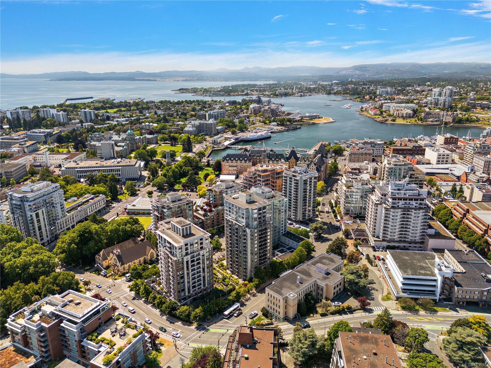 2001-751 Fairfield Road, Victoria, BC, V8W 4A4