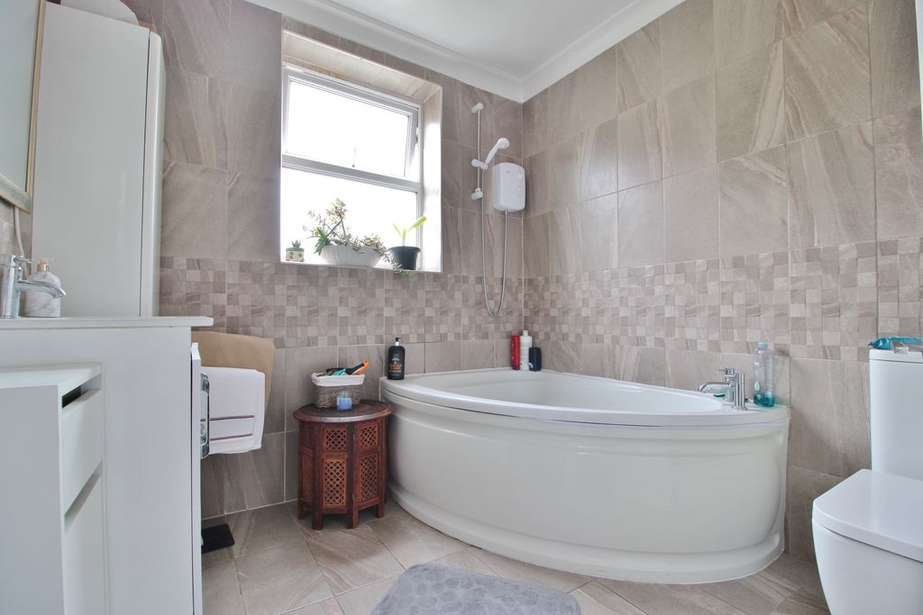 Additional image 5 of 2 bed flat for saleWhitwell Road, Southsea PO4