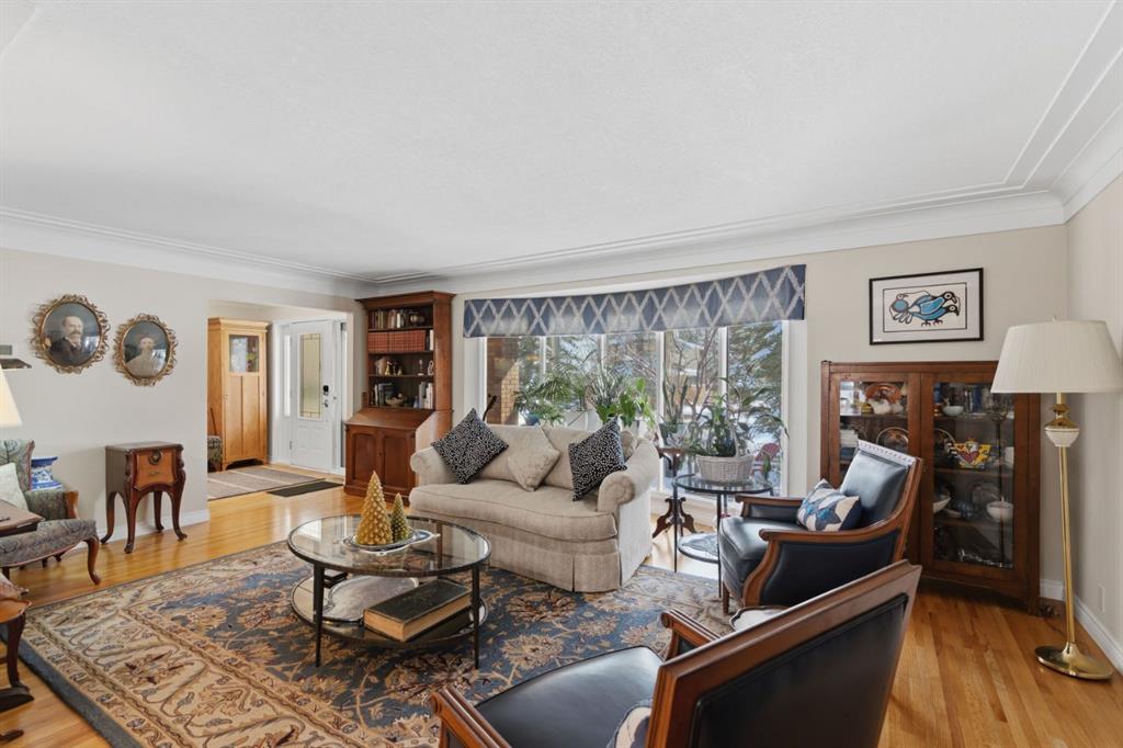 Additional image 5 of 352 Oakside Circle SW, Calgary, AB, T2V 4K4
