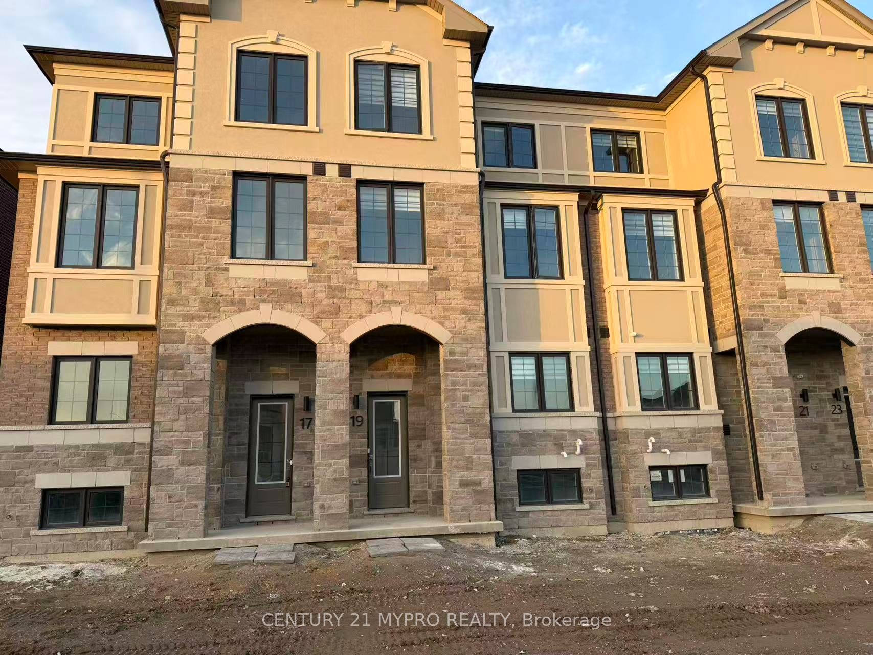 17 Victor Metcalf Lane, Richmond Hill, ON, L4E 3W3
