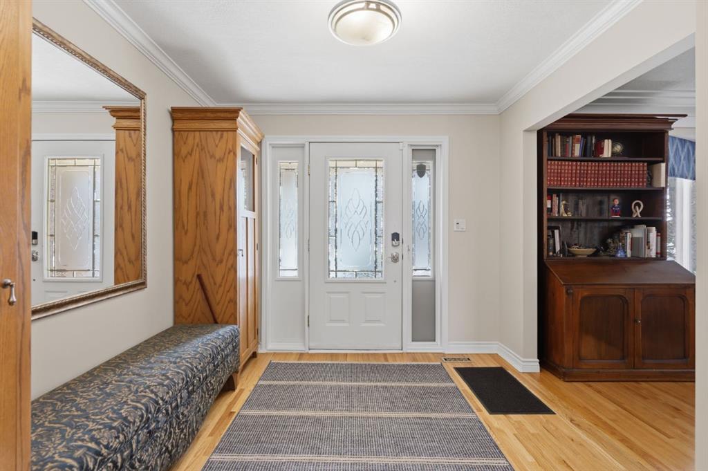 Additional image 2 of 352 Oakside Circle SW, Calgary, AB, T2V 4K4