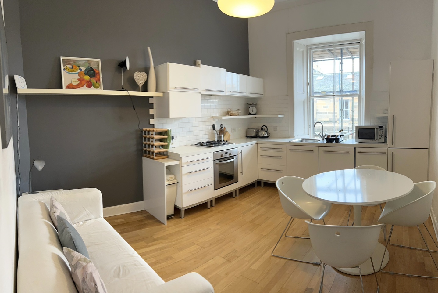 2 Bed Flat, Oxford Street, EH8, N1 7GU