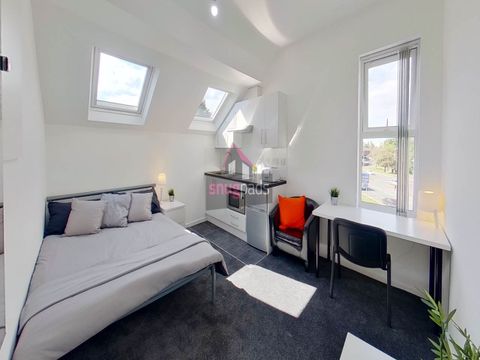 Bedsit Room Gildabrook Road, Salford, Manchester M30, Room to rent
