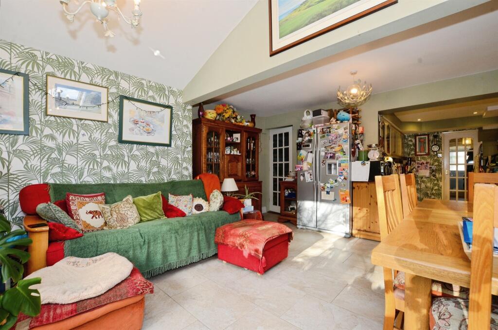 Wroxham Way, Harpenden photo 4