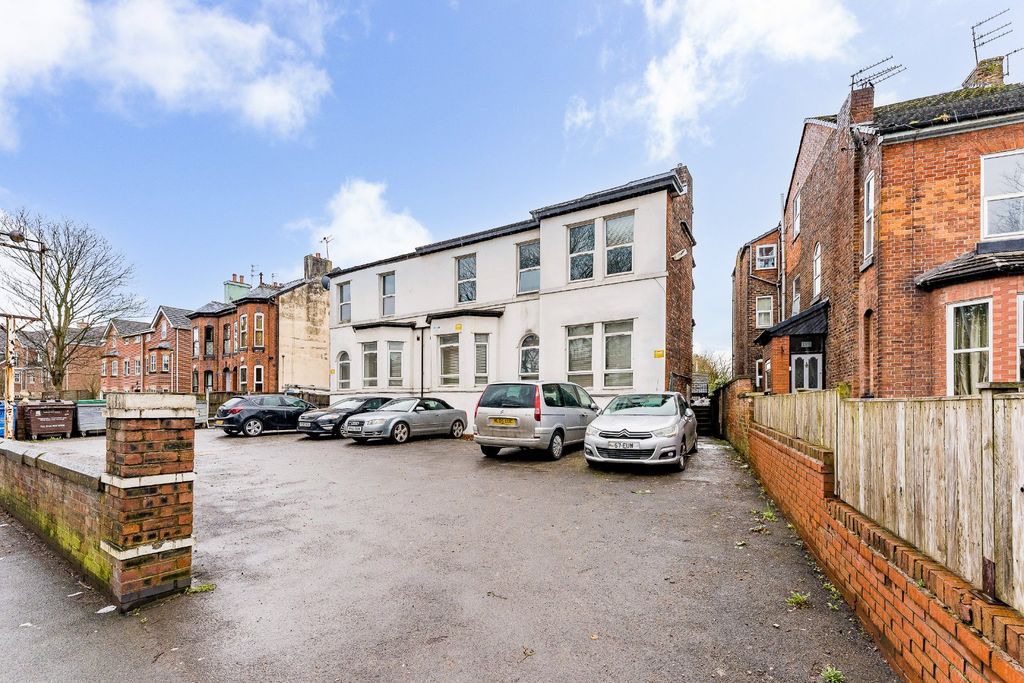 33 bed property for saleMonton Road, Monton M30