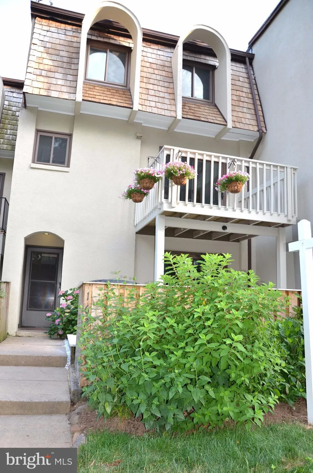 1628 Valencia Way, Reston, VA 20190