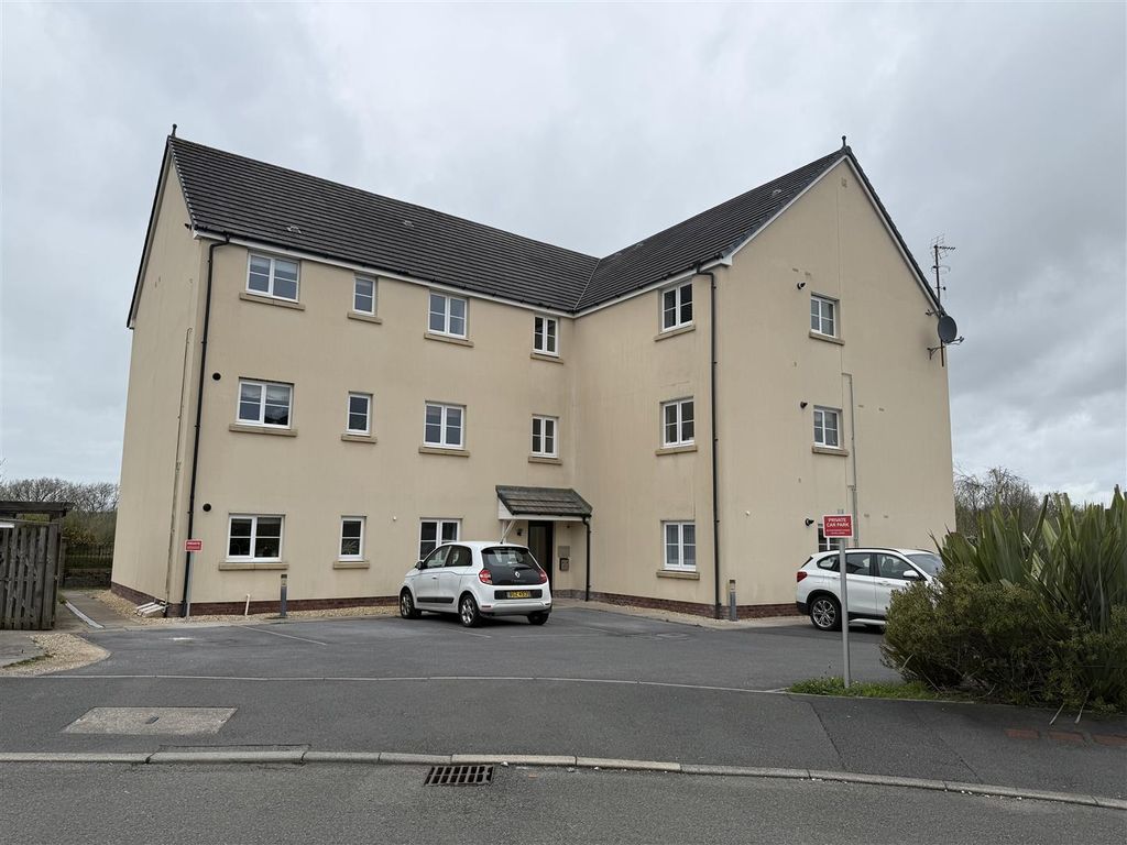 2 bed flat for saleRhodfa'r Ceffyl, Ffoslas, Kidwelly SA17